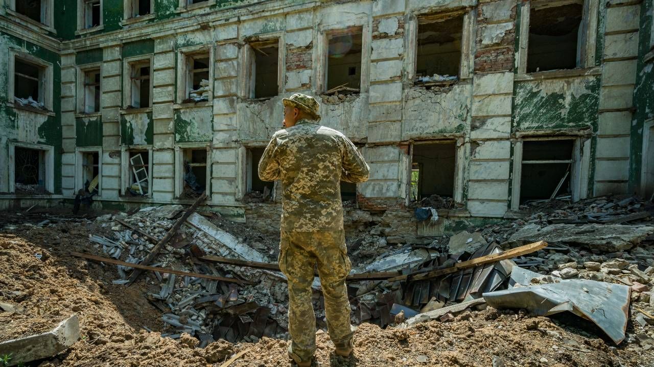 Rosjanie systematycznie popełniają na Ukrainie zbrodnie wojenne (fot. Celestino Arce/NurPhoto via Getty Images)