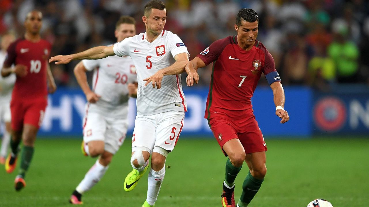 Krzysztof Mączyński i Cristiano Ronaldo podczas Euro 2016 (fot. PAP/Bartłomiej Zborowski)