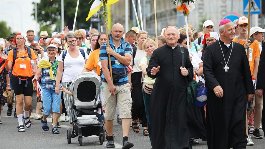 Pielgrzymi dotarli do Kielc. Za nimi 3 dni marszu i 90 pokonanych kilometrów. Zdjęcie: Wiktor Taszłow, Radio KIelce
