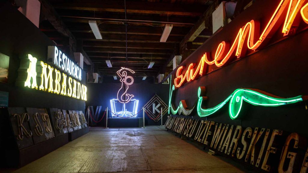 W Muzeum Neonów zaprezentowano kolekcję starych neonów, które były częścią warszawskiego krajobrazu w czasach PRL-u. Fot. Jakub Kamiński/PAP