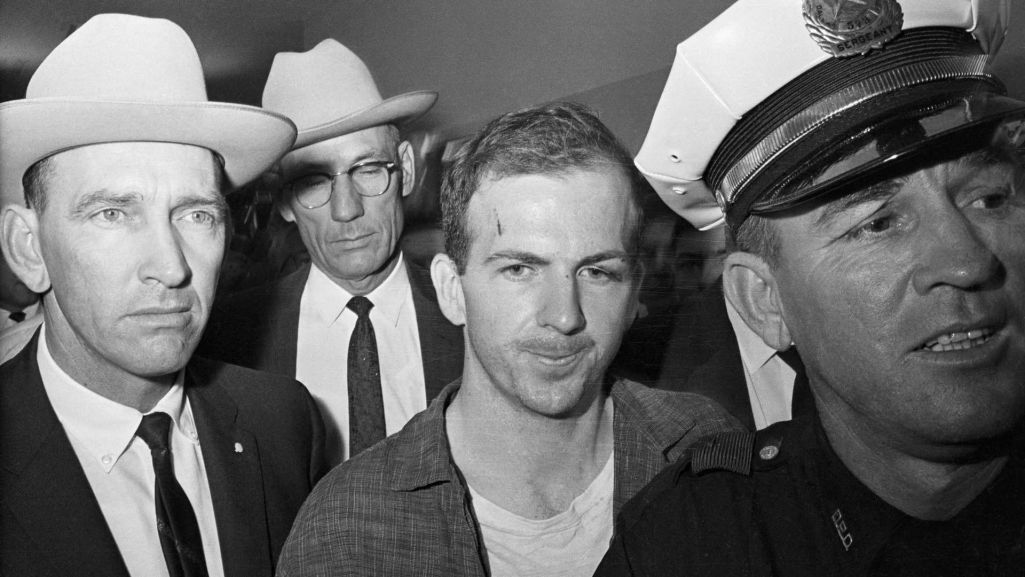 Lee Harvey Oswald, którego uznano za organizatora i jedynego sprawcę zamachu na prezydenta Johna F. Kennedy'ego. Fot. Bettmann/ Getty Images