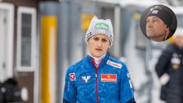 Eva Pinkelnig i dyrektor Pucharu Świata Sandro Pertile (fot. Getty Images) Na zdjęciu widać zimową scenerię zawodów sportów zimowych, w której centralną postacią jest zawodniczka w kurtce, najprawdopodobniej reprezentująca Austrię. W tle widoczne są toalety przenośne i drewniany budynek pokryty śniegiem. W prawym górnym rogu znajduje się wstawka z twarzą zawodniczki w czapce, patrzącej w dal — co może symbolizować jej refleksje po kontuzji i krytykę działań FIS (fot. Getty Images)