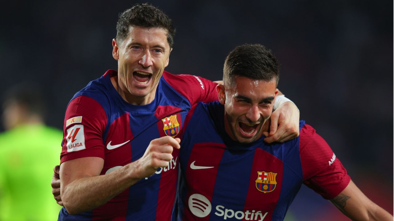 Robert Lewandowski i Ferran Torres podczas meczu Barcelony (fot. Getty).