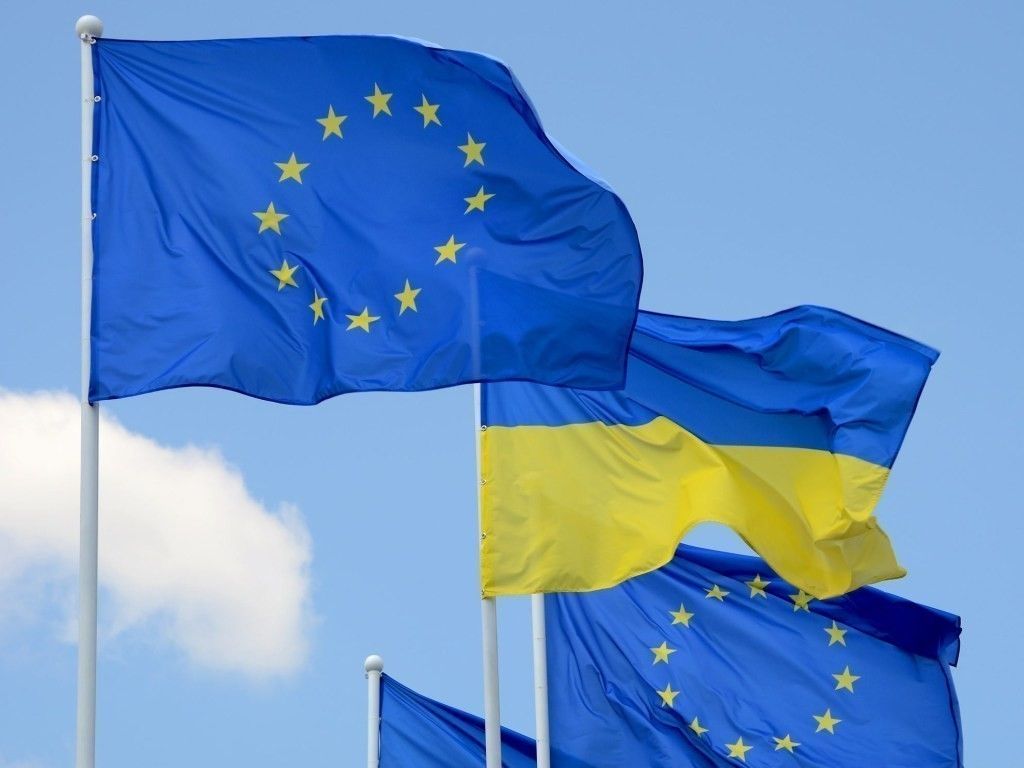 Сцяг Украіны і Еўразвязу. (Фота: ua.news)