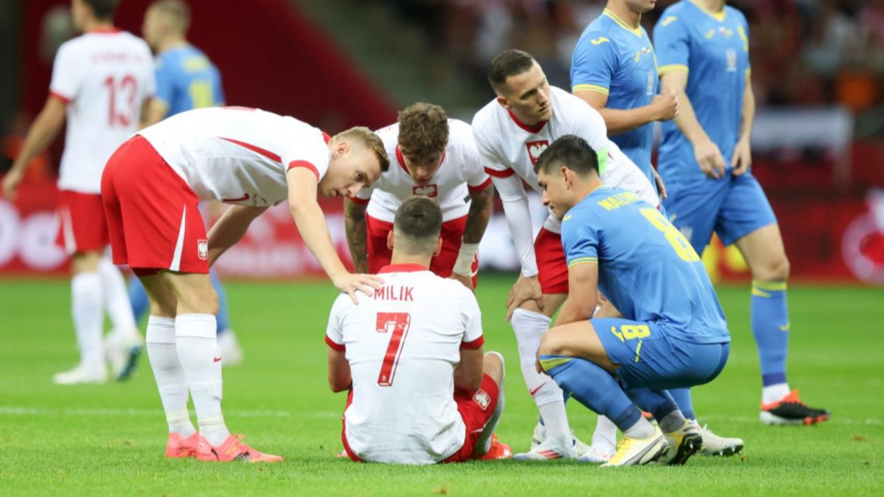 Arkadiusz Milik opuścił murawę na początku meczu z Ukrainą (fot. 400mm.pl)