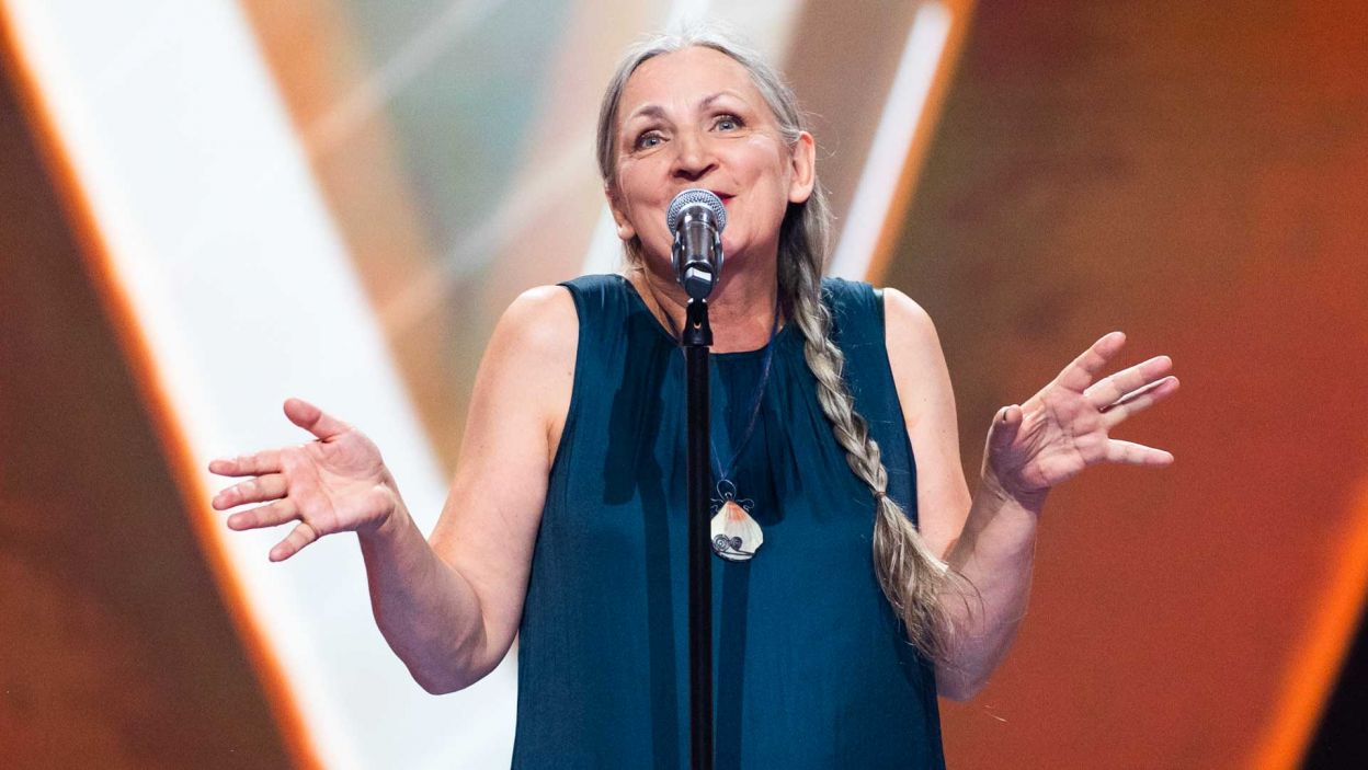 Agata Morawska przypomniała widzom klimat lat 50., śpiewając „Augustowskie noce” – przebój rozsławiony przed laty przez Marię Koterbską. Fot. Natasza Młudzik/ TVP