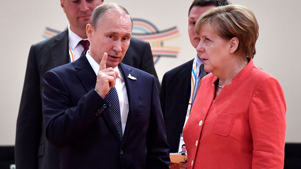 Prezydent Władimir Putin i kanclerz Angela Merkel (fot. REUTERS/John MACDOUGALL)