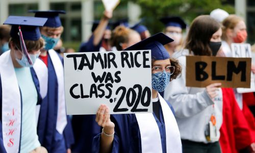 Koniec roku akademickiego w Seattle, 15 czerwca 2020 roku. Ruby Wilson przypomina, że tego dnia  Tamir Rice skończyłby studia, ale w 2014 roku został zabity przez policję. Fot. REUTERS/Lindsey Wasson