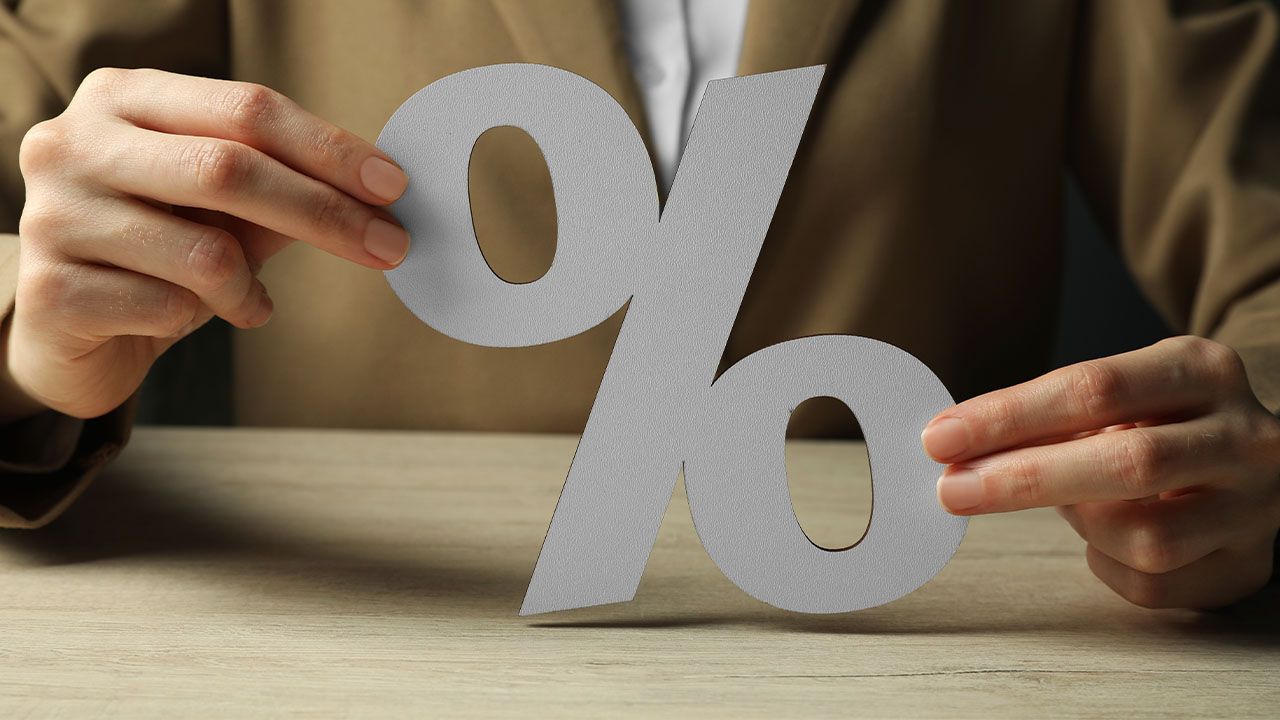 Rada Polityki Pieniężnej podjęła decyzję w sprawie st&oacute;p procentowych. Po serii obniżek tym razem utrzymała je na dotychczasowym poziomie. Stopa referencyjna Narodowego Banku Polskiego...