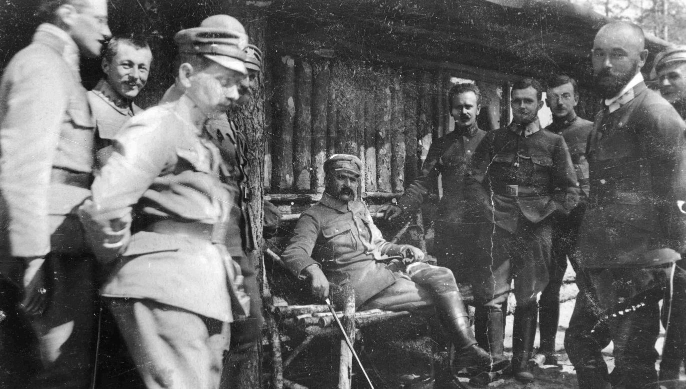 Brigadier Jozef Pilsudski (seated centre) in the company of officers of the 1st Brigade of the Polish Legions in Volhynia in March 1916. Visible are: Colonel Edward Rydz-Śmigły (on the right), Lieutenant Bolesław Wieniawa-Długoszowski, Major Michał Żymierski (standing second from the left in the background). Photo: NAC/Jozef Pilsudski Institute