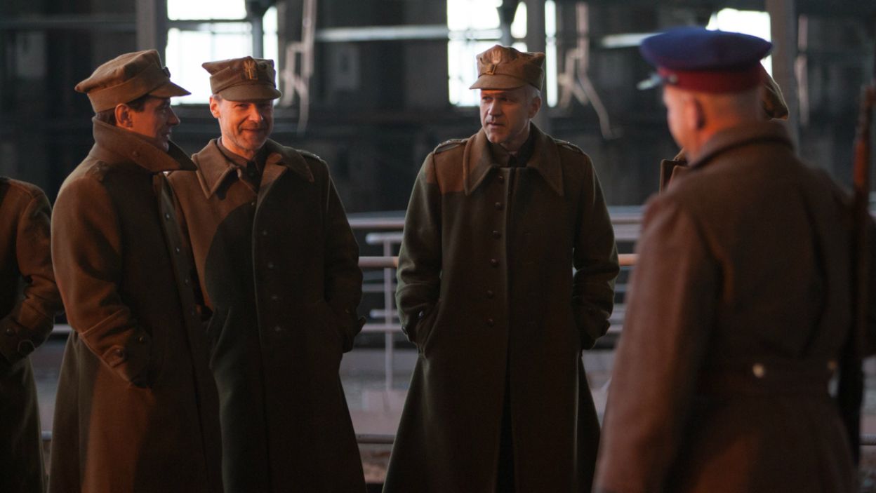 Spektakl ukazuje patriotyczną postawę polskich oficerów, więzionych w sowieckim obozie jenieckim (fot. A. Woodley/TVP)