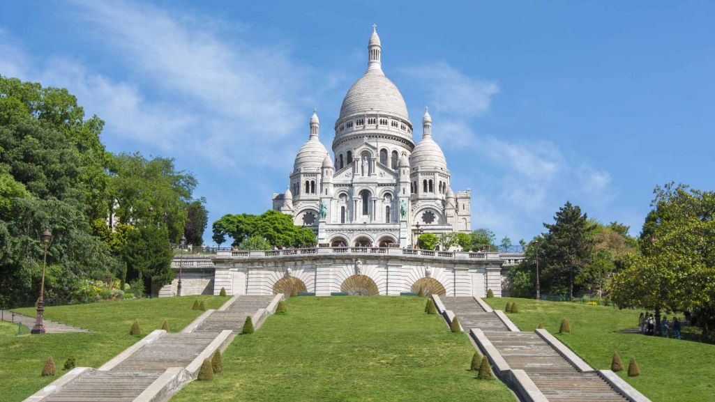 Bazylika Sacré-Cœur (Najświętszego Serca Pana Jezusa) na wzgórzu Montmartre, Paryż, Francja. Fot. Mistervlad/ Shutterstock
