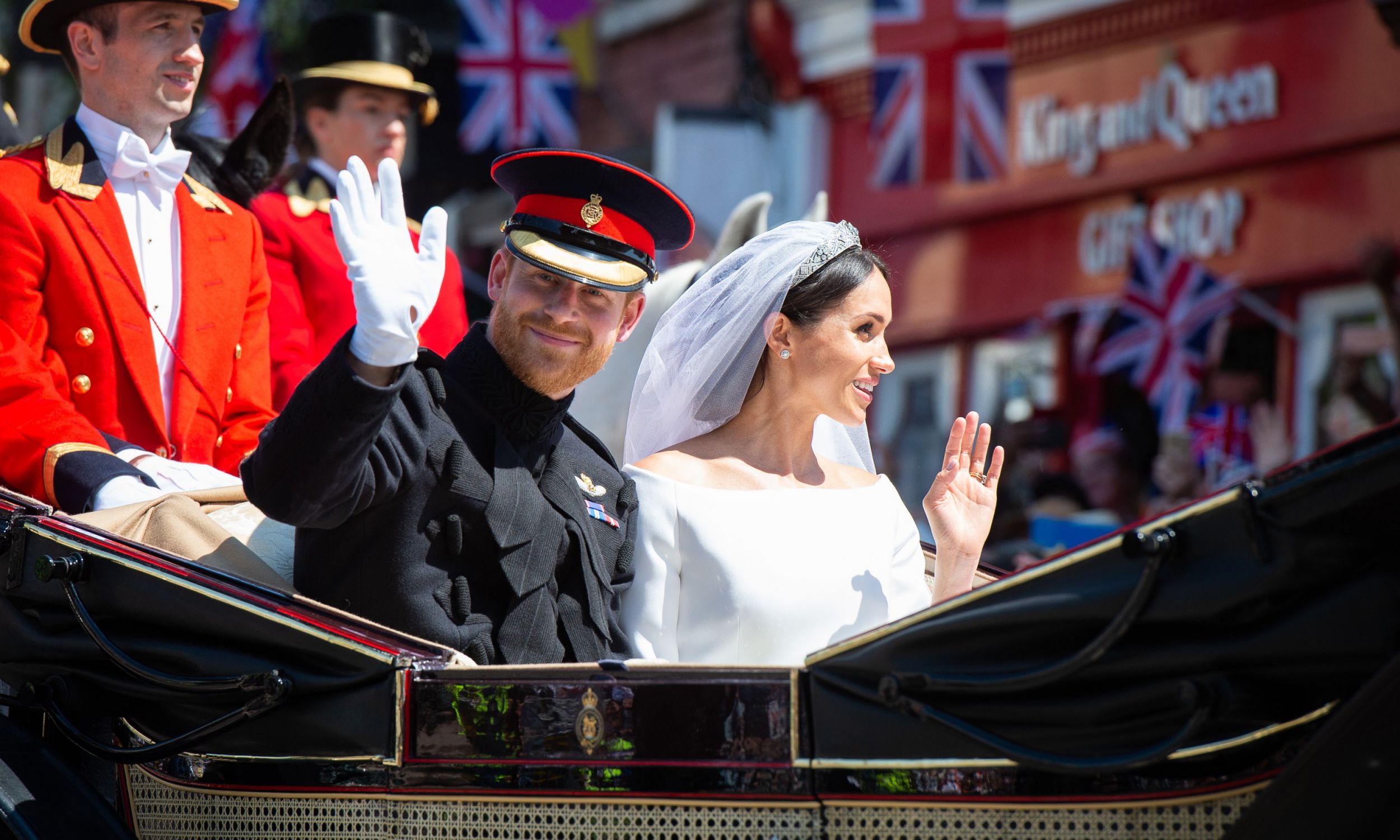 Harry i Meghan, czyli książę i księżna Sussex, podczas procesji po królewskiej ceremonii ślubnej w kaplicy św. Jerzego w Windsor Castl, 19 maja 2018 r. Królewska Marynarka Wojenna, Brytyjska Armia i Królewskie Siły Powietrzne zapewniają ceremonialne wsparcie. Fot: PAP / EPA.