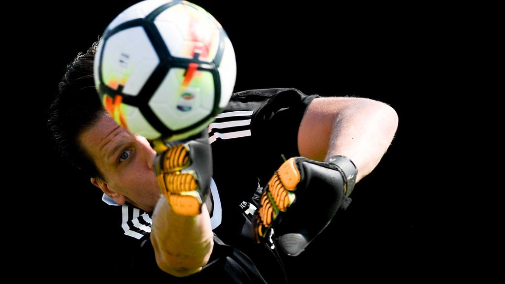 Wojciech Szczęsny swoje pierwsze sportowe kroki stawiał w Legii Warszawa. Następnie przeniósł się do Arsenalu Londyn, gdzie rozpoczęła się jego międzynarodowa kariera. Fot. Daniele Badolato/JuventusFC/GettyImages