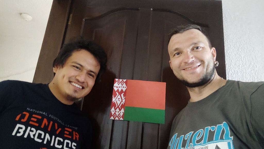 Давялося тлумачыць, што сцяг зусім не той, які мусіў быць. Фота прадстаўлена аўтарам