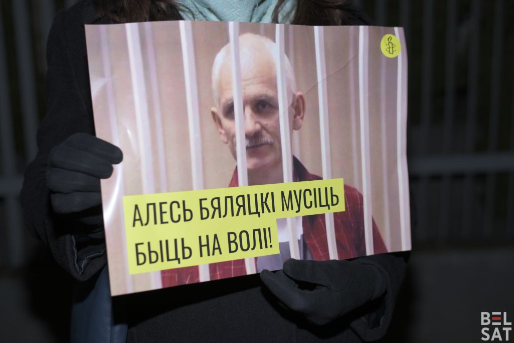 Здымак мае ілюстрацыйны характар. Беларусы і палякі выйшлі на пратэст да беларускай амбасады сказаць не прысудам Алесю Бяляцкаму і вясноўцам. Варшава, Польшча. 2 сакавіка 2023 года. (Фота: Міра Ляселішская / Белсат)