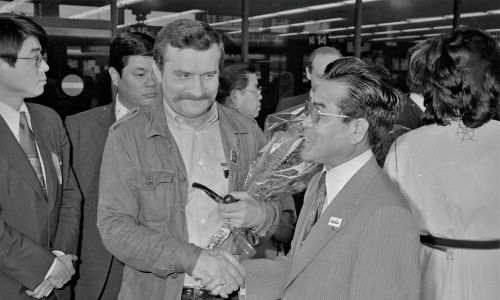 Powitanie Lecha Wałęsy przez Motofumiego Kakiedę, lidera japońskich związków zawodowych, na lotnisku Narita w Tokio Fot. Gettyimages/ Bettmann