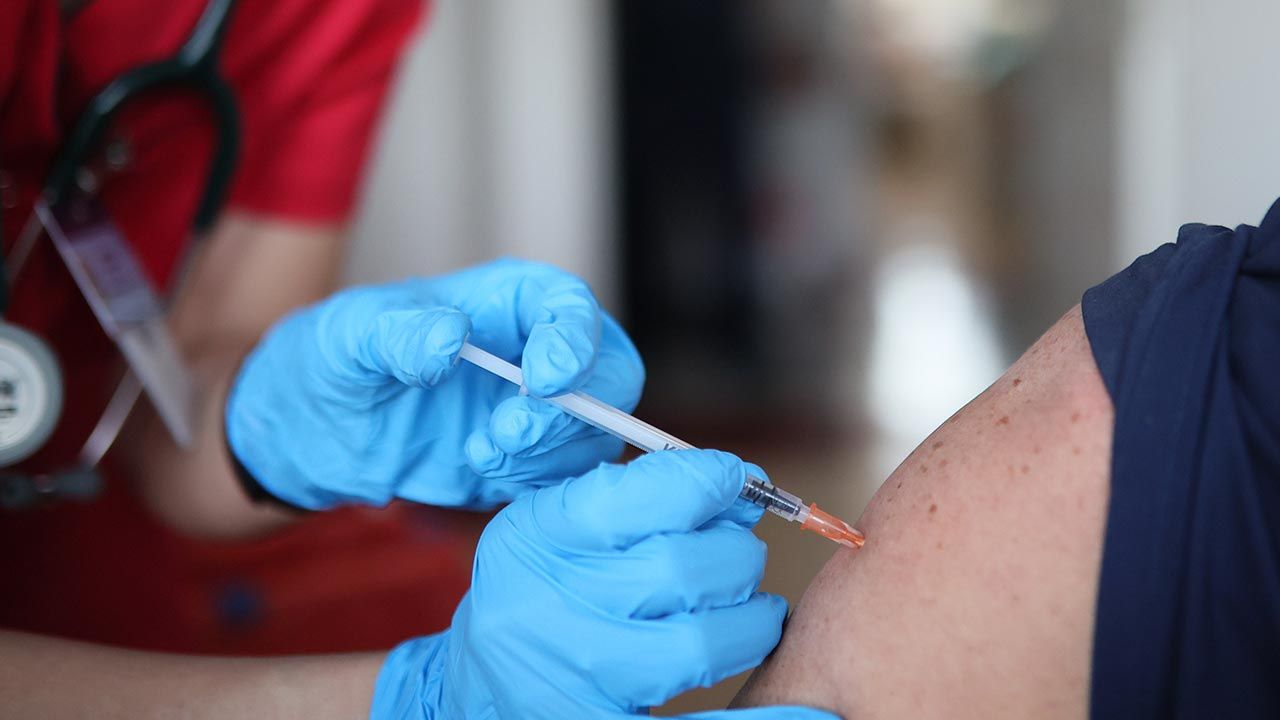 Etap „0” przewiduje szczepienia wyłącznie pracowników sektora ochrony zdrowia (fot. PAP/Leszek Szymański)