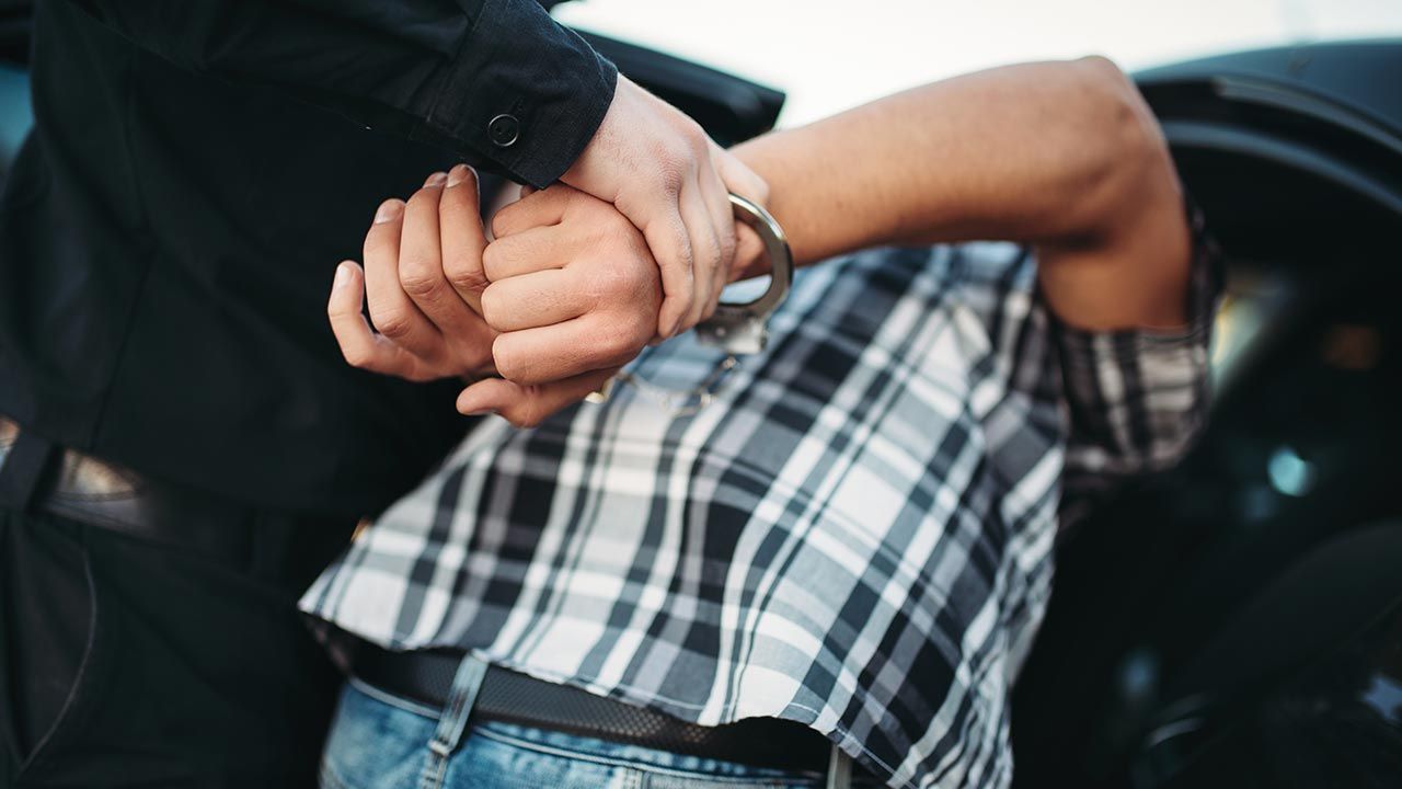 Podczas kontroli okazało się, że pracownik firmy założył na siebie trzy pary bokserek, które wyciągnął z zapakowanej paczki (fot. Shutterstock/Nomad_Soul) Podczas kontroli okazało się, że pracownik firmy założył na siebie trzy pary bokserek, które wyciągnął z zapakowanej paczki (fot. Shutterstock/Nomad_Soul)