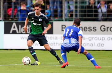 Julian Draxler (L) podczas towarzyskiem meczu Schalke – Porto