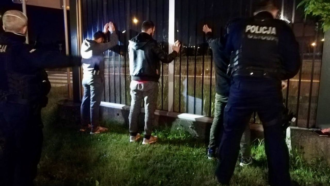 Imigranci przyjechali ukryci w tirze z ładunkiem ziemniaków(fot. Policja Śląska) Imigranci przyjechali ukryci w tirze z ładunkiem ziemniaków(fot. Policja Śląska)