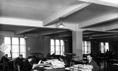 Sala redakcyjna Pałacu Pracy w roku 1929. Dziennikarze podczas pracy. Fot. NAC/IKC