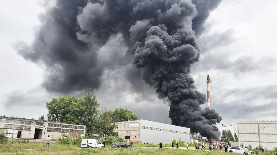 Pożar na terenie dawnych zakładów Elana w Toruniu (fot..B.Stelmasik / TVP 3 Bydgoszcz)