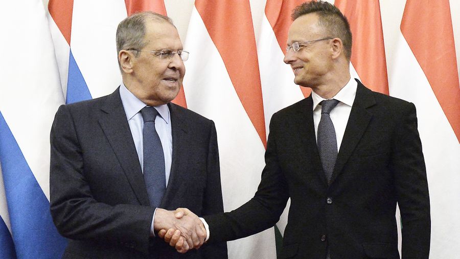 Minister spraw zagranicznych Węgier Peter Szijjarto (z prawej) dba o dobre kontakty z Siergiejem Ławrowem i Rosją (fot. arch.PAP/EPA/Lajos Soos)