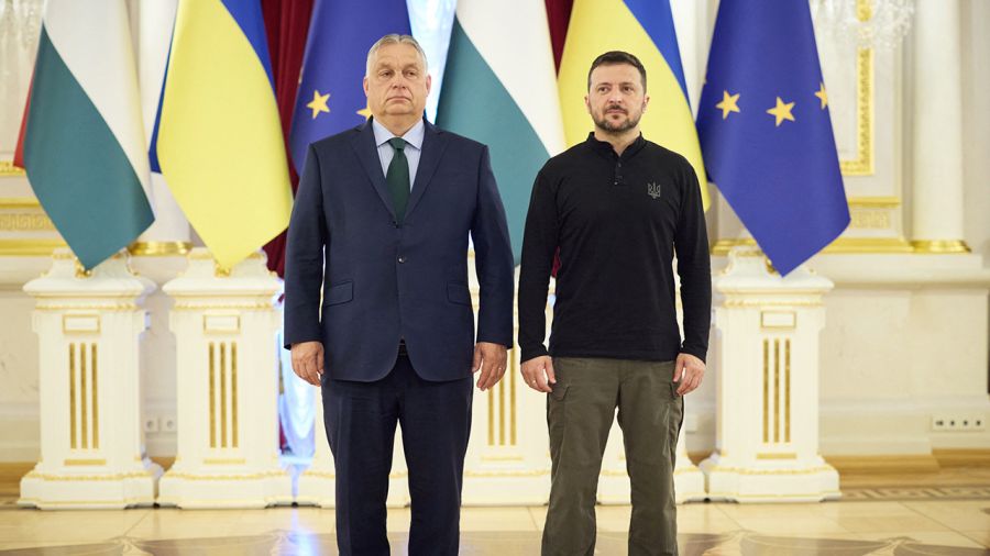 Premier Węgier Viktor Orban i prezydent Ukrainy Wołodymyr Zełenski (fot. ABACA / Abaca Press / Forum)