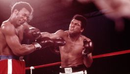 George Foreman i Muhammad Ali (fot. Getty Images) George Foreman i Muhammad Ali w trakcie walki bokserskiej. Zawodnicy wzięli udział w słynnym pojedynku Rumble in the Jungle, który odbył się 20 maja 1974 roku (fot. Getty Images)
