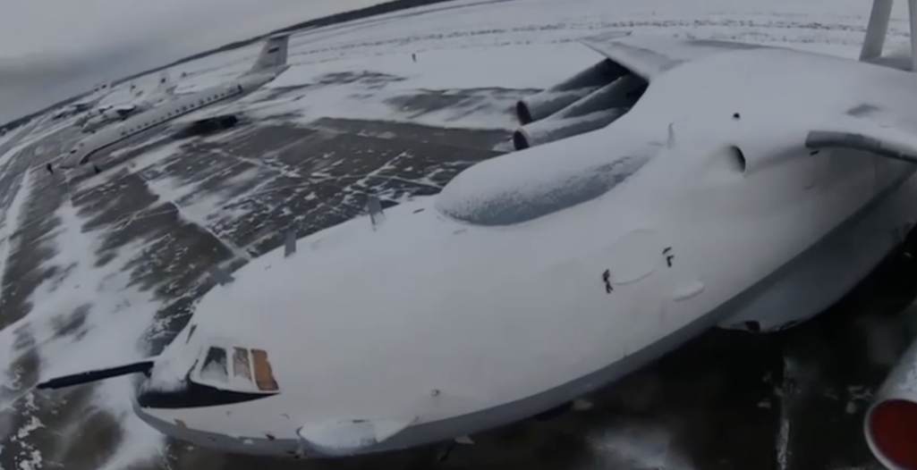 Дрон на расейскім самалётам А-50 у Мачулішчах. Скрыншот з (відэа: voynareal / Telegram)
