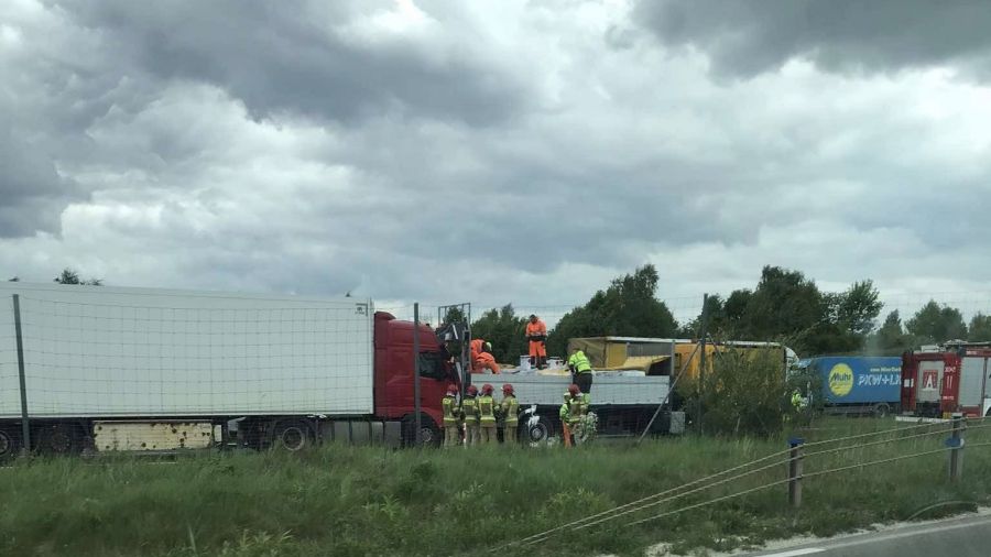 Wypadek na S7. Ciężarówka wjechała na samochód służb drogowych. Są utrudnienia. Zdjęcie: profil Na Drodze Świętokrzyskie