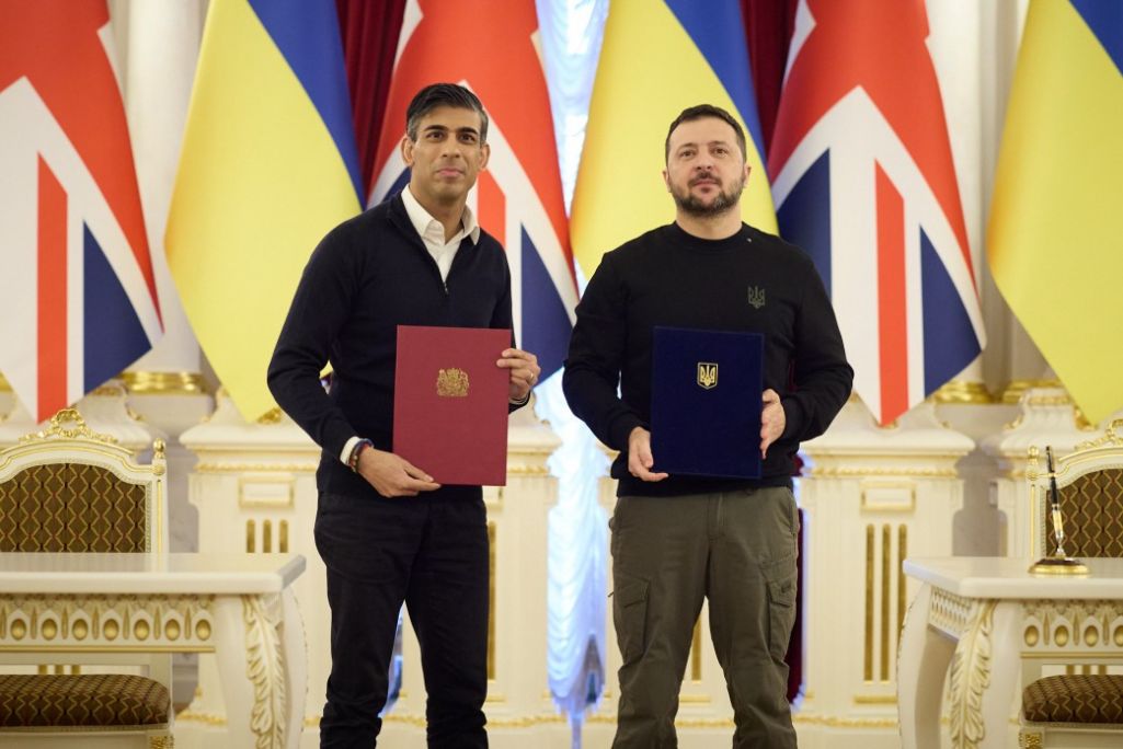 Рышы Сунак і Уладзімір Зяленскі пасля падпісання гістарычнай дамовы. (Фота: president.gov.ua)