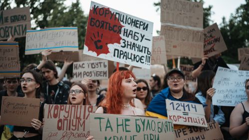 Мітынг супраць закону, які абмяжоўвае працу Нацыянальнага антыкарупцыйнага бюро і Спецыялізаванай антыкарупцыйнай пракуратуры. 24 ліпеня прэзідэнт Украіны Уладзімір Зяленскі ўнёс на разгляд у Вярхоўную Раду новы закон аб антыкарупцыйных ведамствах. Ён абяцаў, што дакумент забяспечыць незалежнасць НАБУ і САП. Абодва ведамствы ўжо заявілі, што законапраект адновіць гарантыі іх незалежнасці. Кіеў, Украіна. 23 ліпеня 2025 года. Фота: Valentyna Polishchuk / Global Images Ukraine via Getty Images