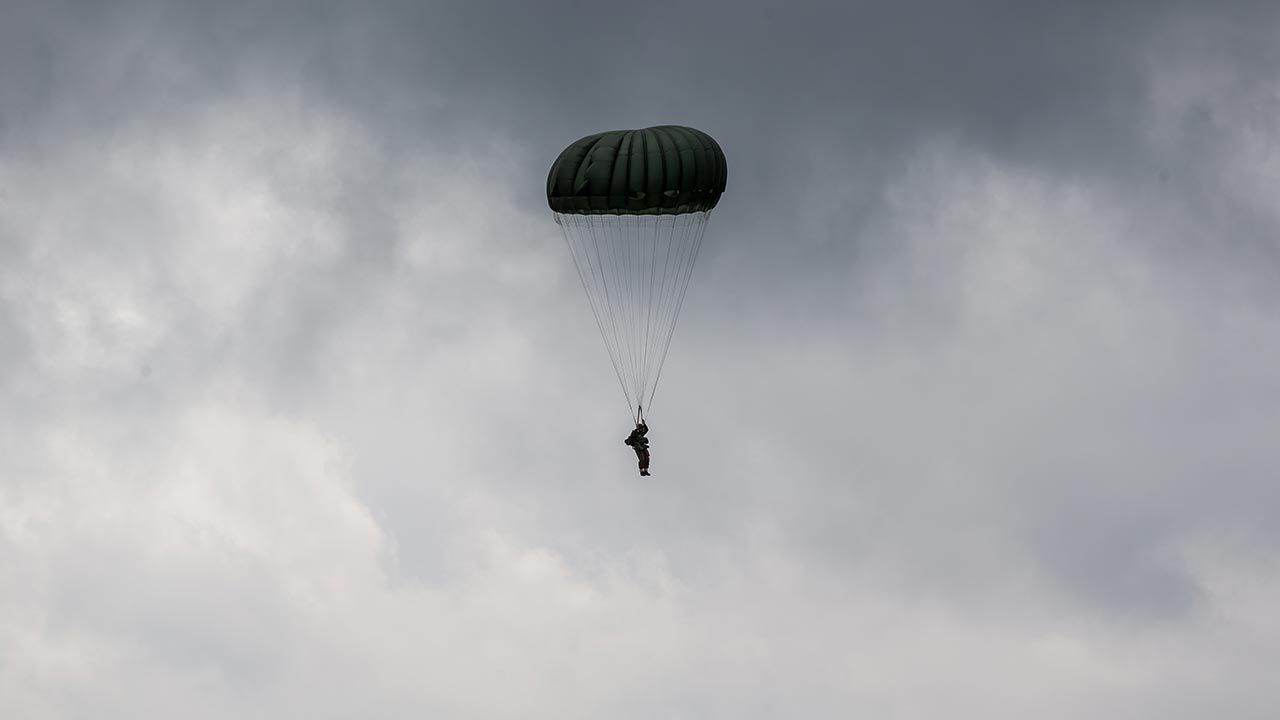 Do wypadku doszło podczas szkoleń międzynarodowej grupy skoczków spadochronowych (fot. Shutterstock/Marcel gunnink, zdjęcie ilustracyjne)