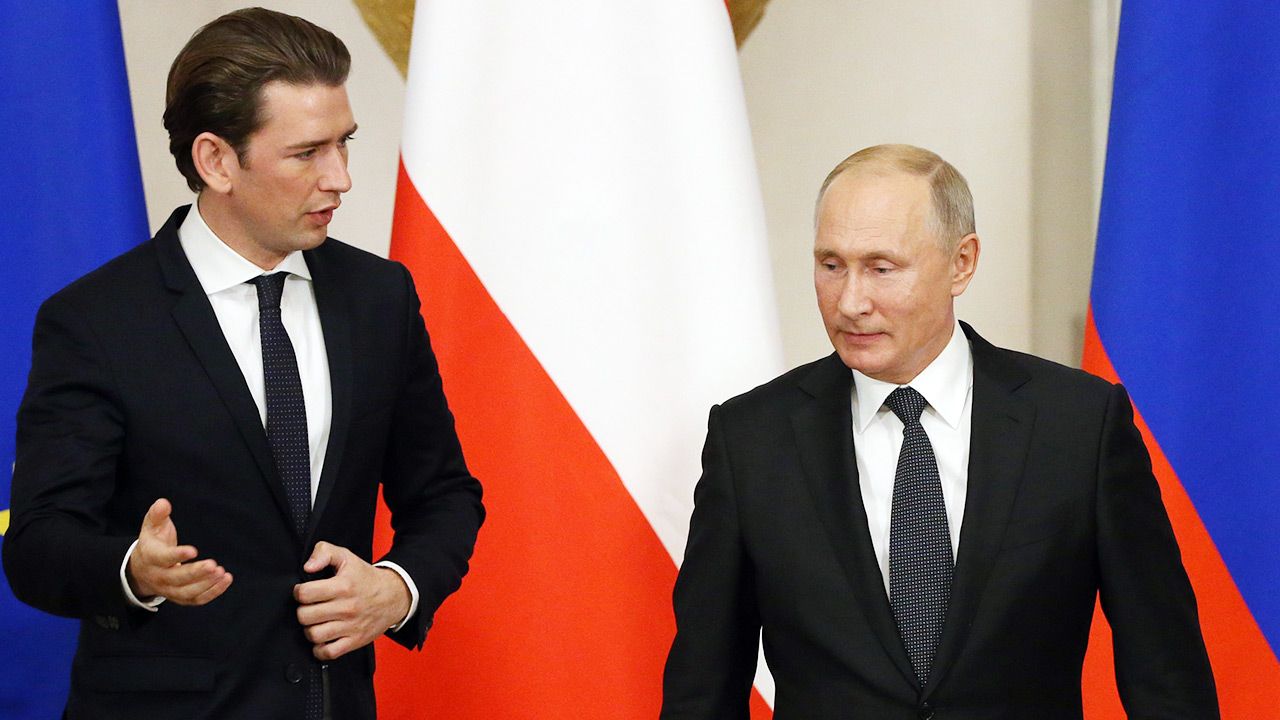 Kanclerz Austrii Sebastian Kurz (L) i prezydent Rosji Władimir Putin (P) (fot. Mikhail Svetlov/Getty Images) Kanclerz Austrii Sebastian Kurz (L) i prezydent Rosji Władimir Putin (P) (fot. Mikhail Svetlov/Getty Images)