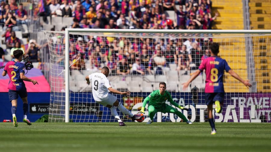 Kylian Mbappe strzelił trzy gole w meczu z Barceloną, ale Real przegrał 3:4 (fot. Getty Images)