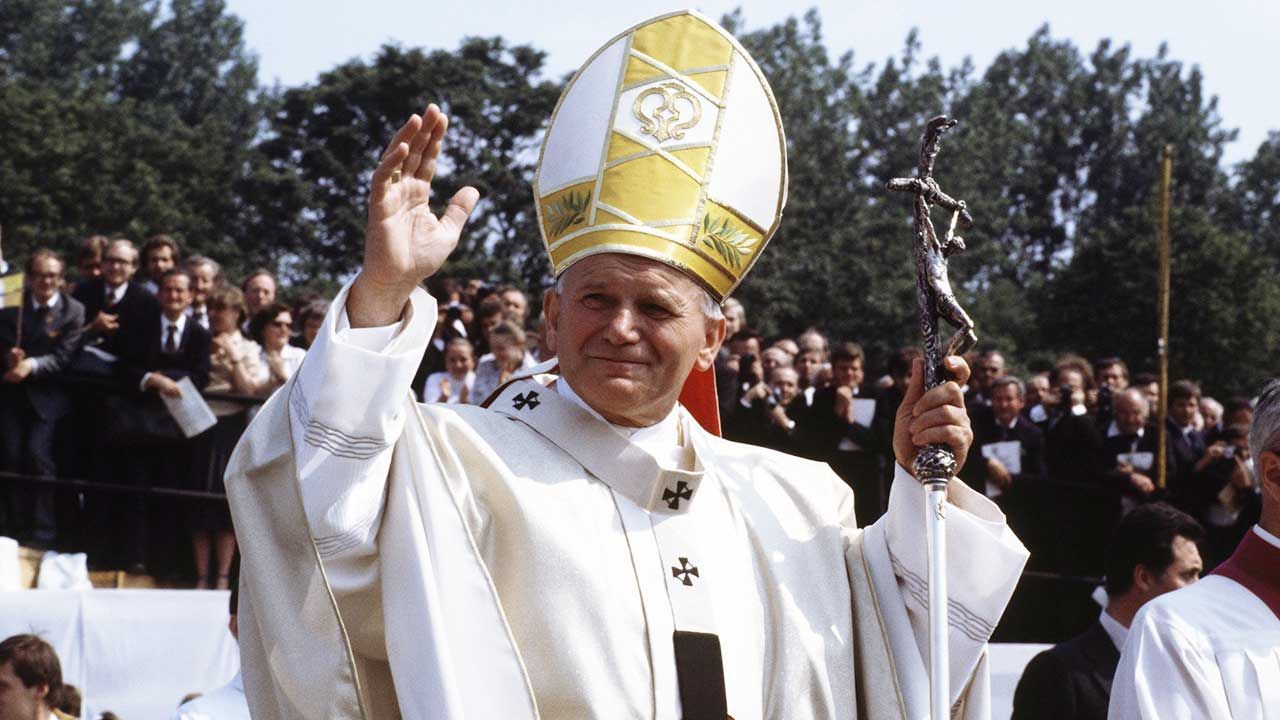 Nawet osoby niepraktykujące uznają papieża za autorytet moralny (fot. arch. PAP/DPA)