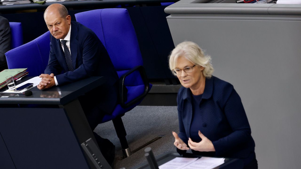 Kanclerz Olaf Scholz i minister obrony Christine Lambrecht (fot. Sean Gallup/Getty Images) Kanclerz Olaf Scholz i minister obrony Christine Lambrecht (fot. Sean Gallup/Getty Images)