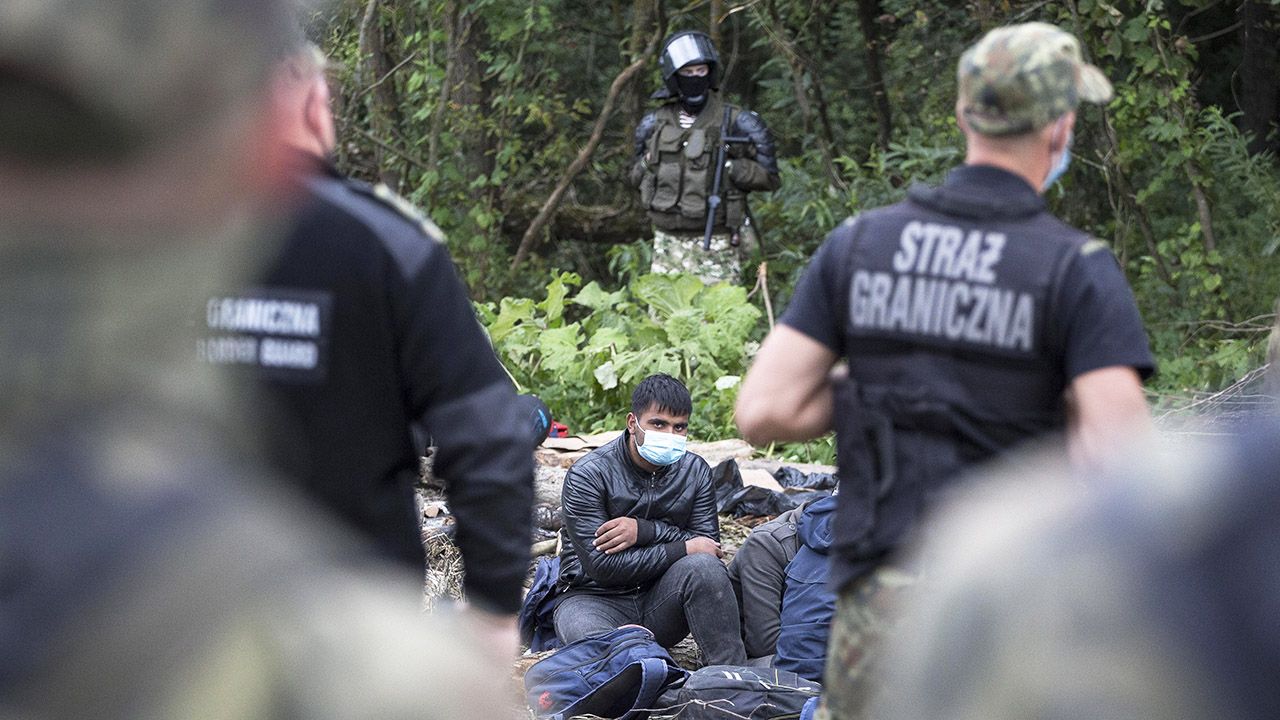 Białorusini coraz częściej wykonują także ruchy naśladujące rzut granatem na polską stronę (fot. Maciej Luczniewski/NurPhoto via Getty Images) Białorusini coraz częściej wykonują także ruchy naśladujące rzut granatem na polską stronę (fot. Maciej Luczniewski/NurPhoto via Getty Images)