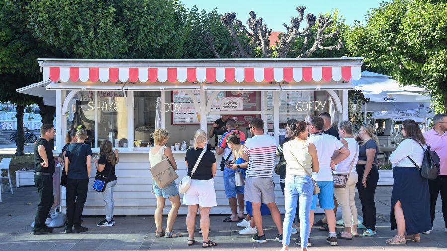 Praca sezonowa nad morzem  (fot. PAP/ Andrzej Jackowski)