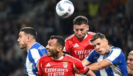 Jan Bednarek w meczu z Benfiką Lizbona (fot. PAP).