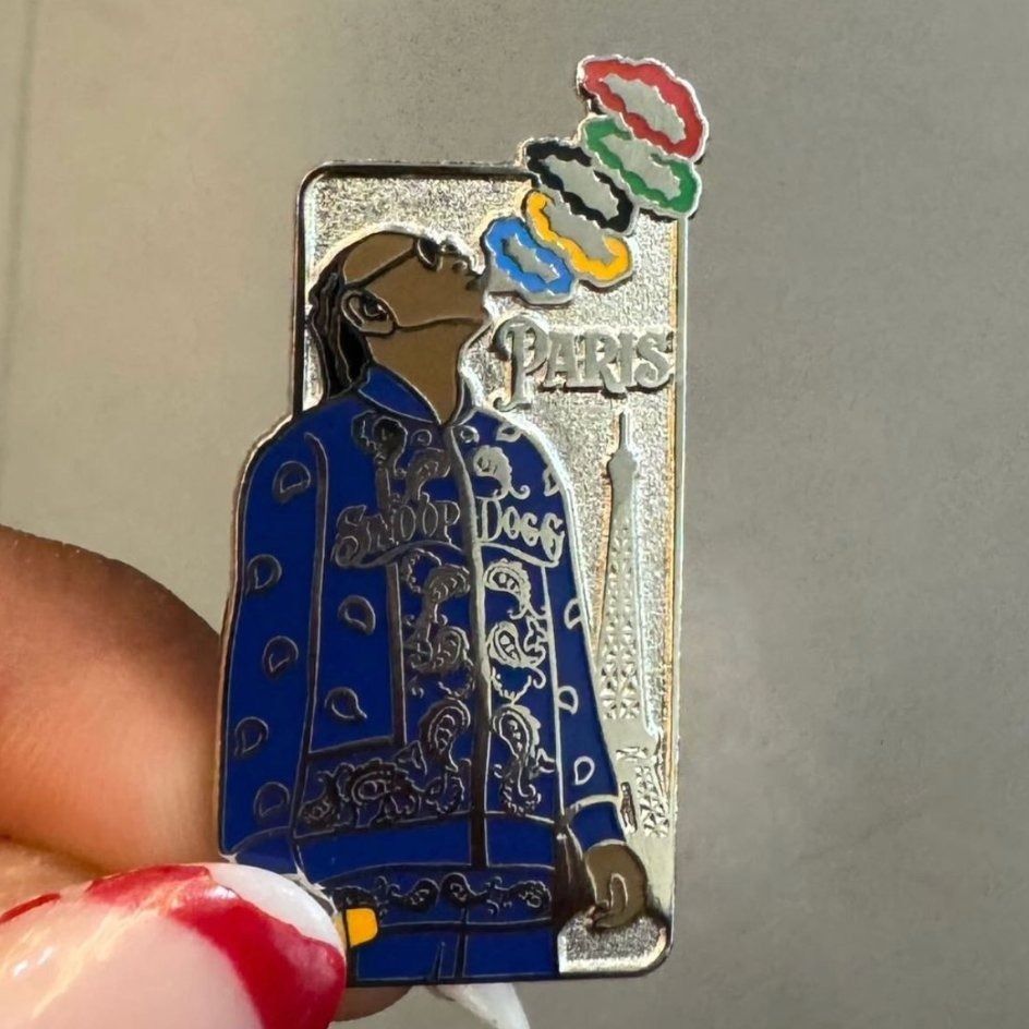 Snoop Dogg стварыў калекцыйны алімпійскі значок для амерыканскіх спартоўцаў «Drop It Like Its Hot», які зараз карыстаецца сур'ёзным попытам. Фота: cocogaufk / Instagram