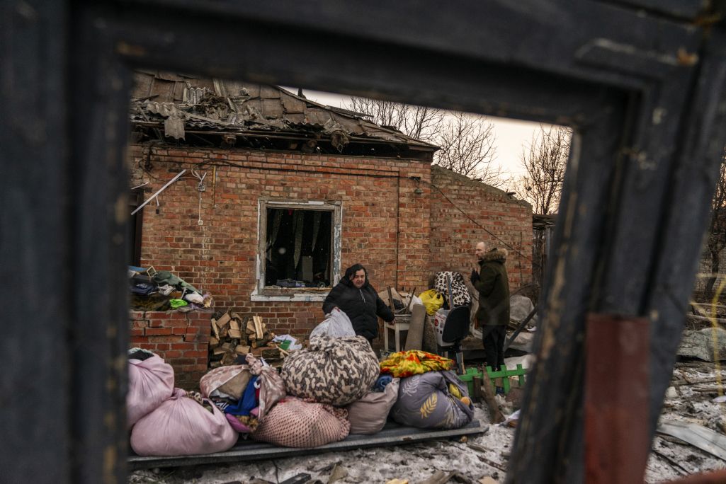 Жыхары збіраюць рэчы сярод абломкаў дому, пашкоджанага расейскім абстрэлам у Славянску, Украіна. 21 лютага 2025 года. Фота: Jose Colon / Anadolu via Getty Images
