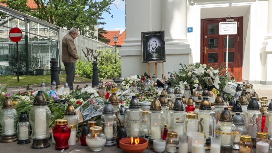 Znicze i kwiaty na kampusie UW / fot. Szymon Pulcyn, PAP