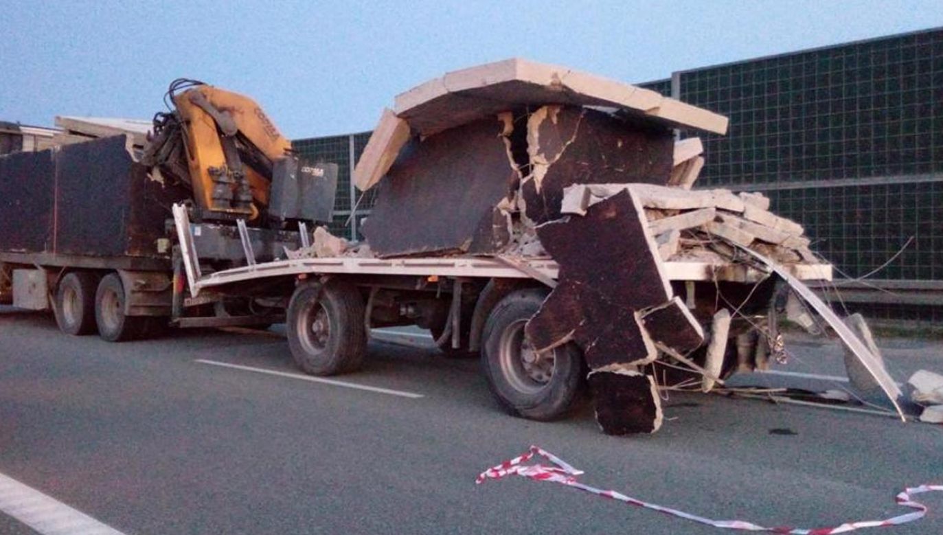 Obie ciężarówki transportowały betonowe elementy do budowy szamba (fot. PSP w Kielcach)