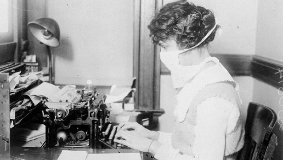 Urzędniczka w maseczce ochronnej. Nowy Jork, 1918 r.  (fot. domena publiczna)