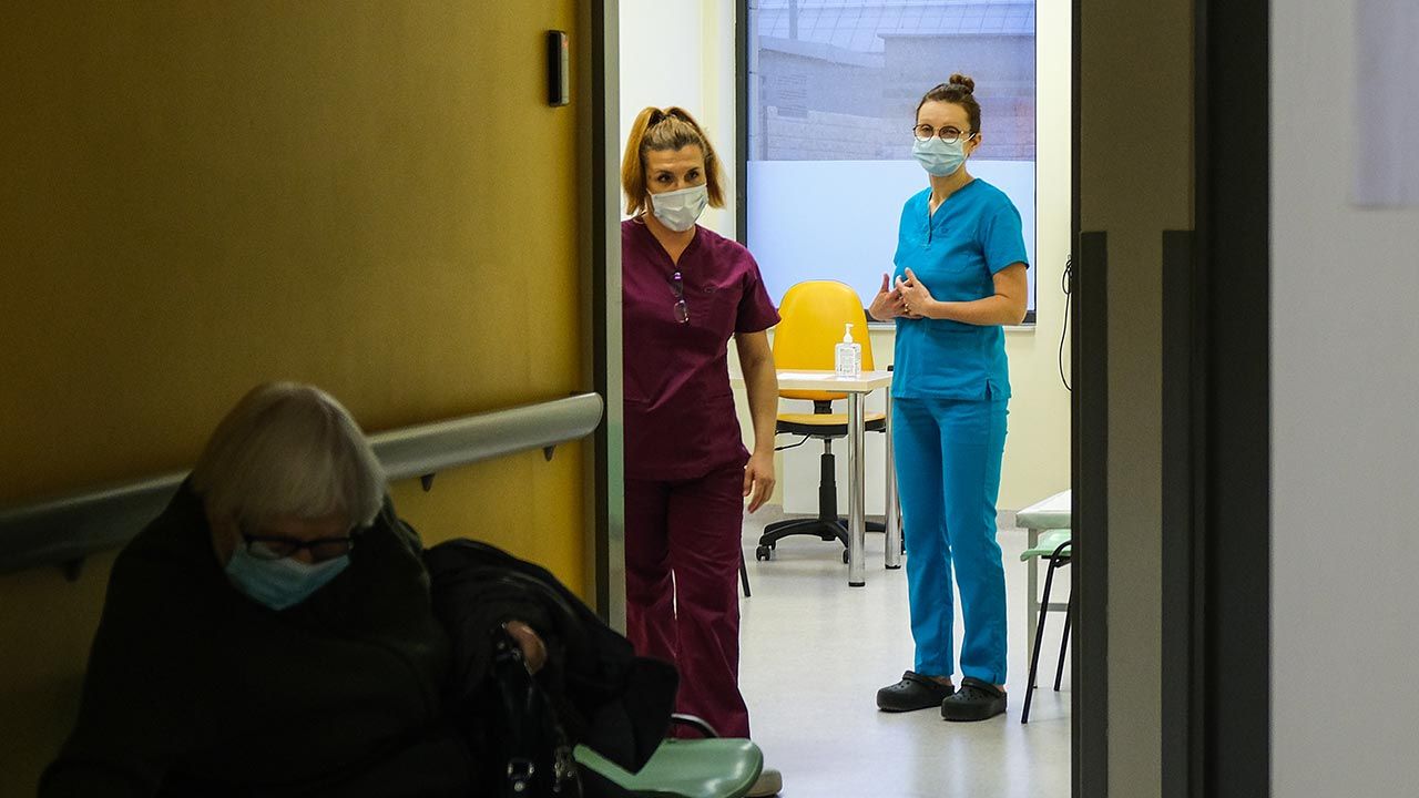 Obowiązek zakrywania nosa i ust maseczką w aptekach, przychodniach i w szpitalach zostanie przedłużony (fot.  Omar Marques/Getty Images)