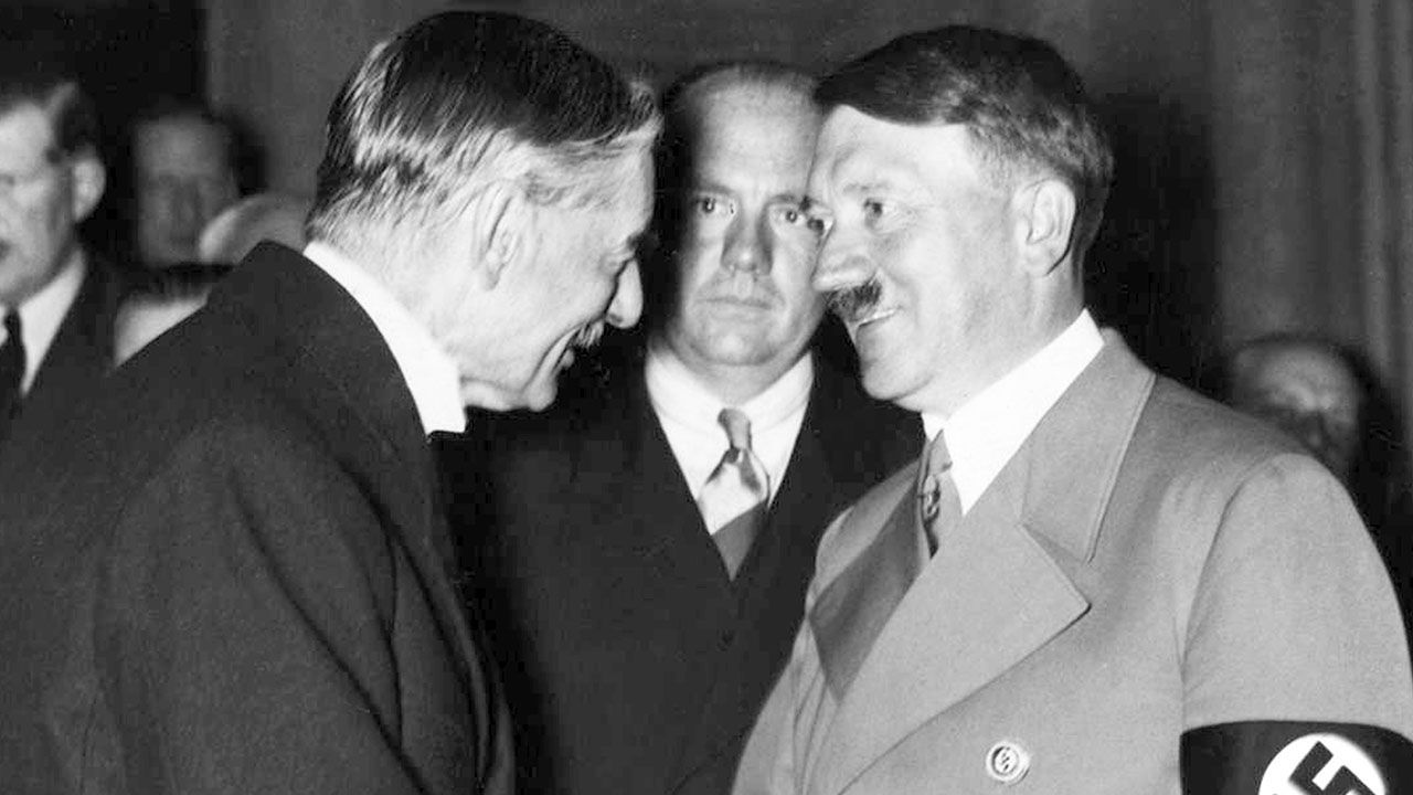 Neville Chamberlain i Adolf Hitler (fot. Pictures from History/Universal Images Group via Getty)
