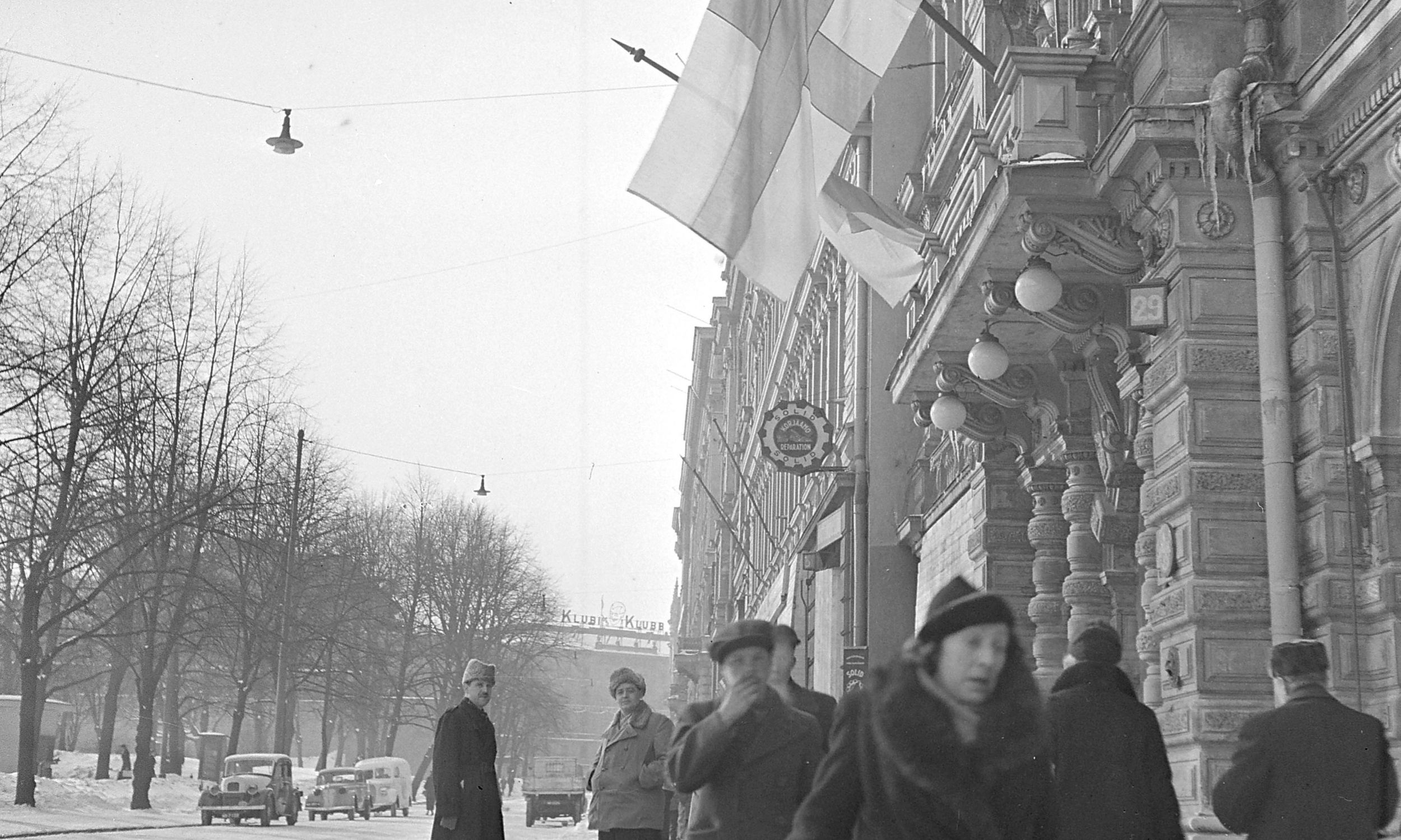 Flagi fińskie opuszczone do połowy masztu po ogłoszeniu warunków pokojowych. Helsinki, marzec 1940. Fot. Wikimedia Commons/https://www.finna.fi/Record/sa-kuva.sa-kuva-107696, Finnish Wartime Photograph Archive (SA-Kuva), Domena publiczna